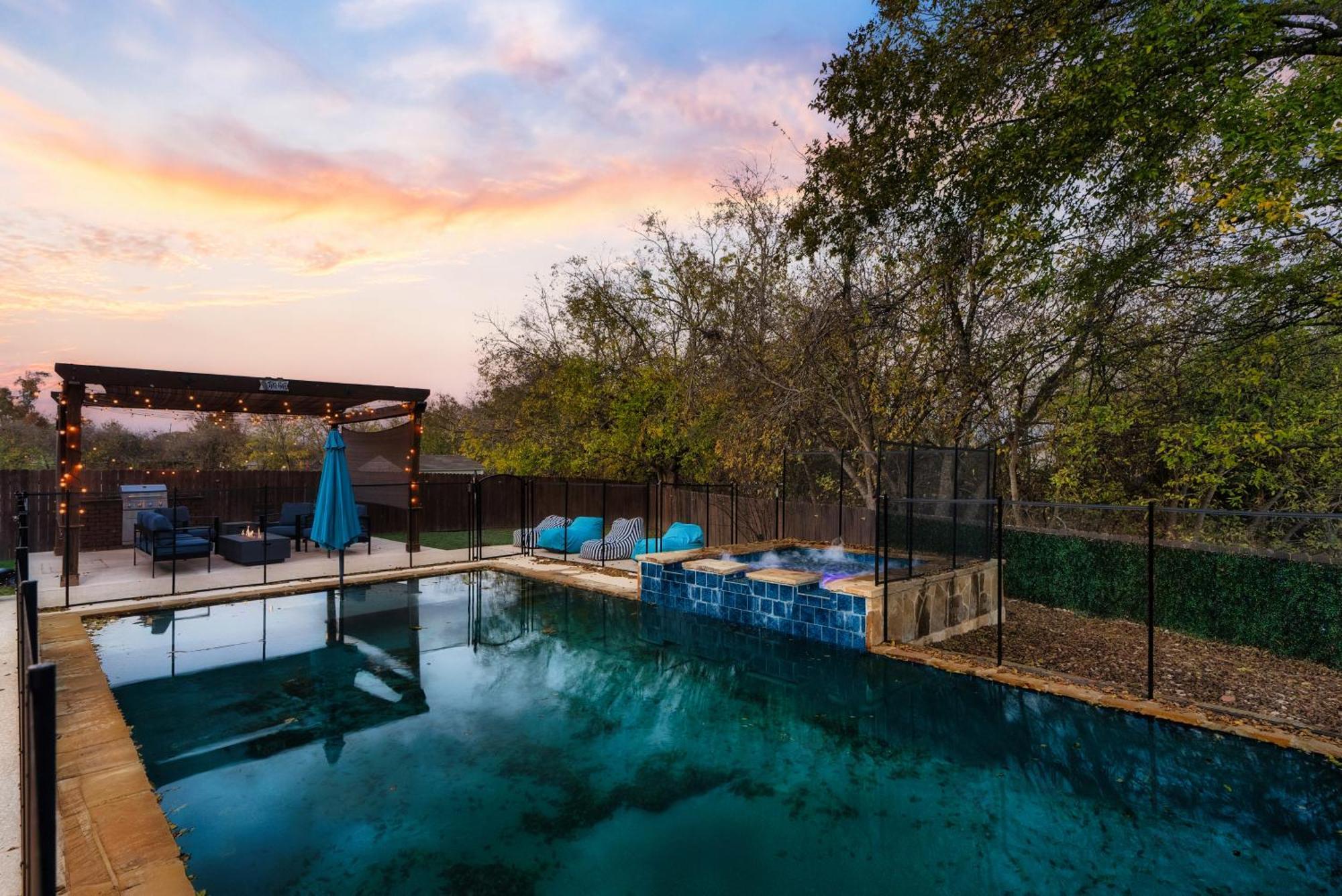 Stunning Family Home With Pool & Hot Tub - Sleeps 17 Pflugerville Bagian luar foto