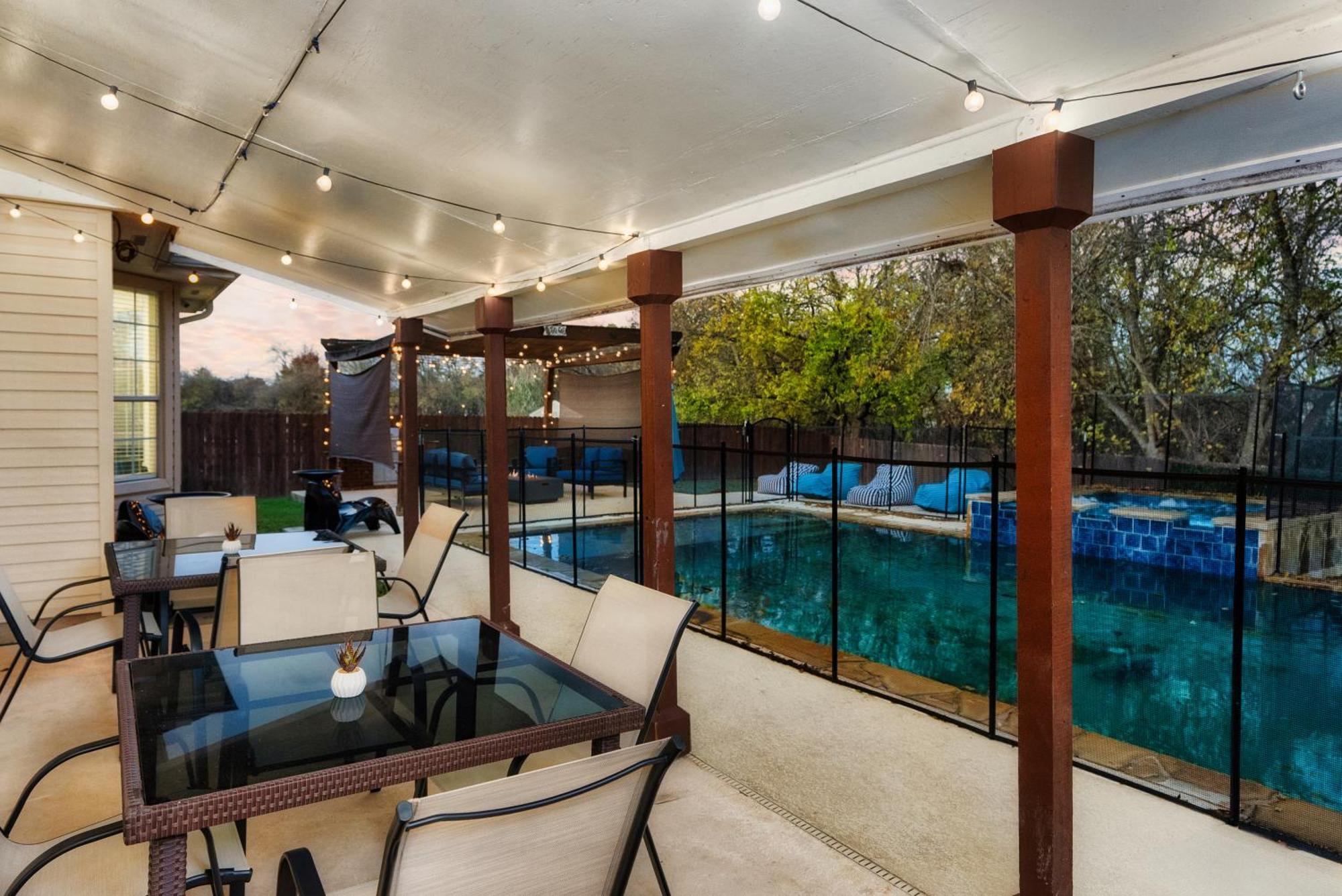 Stunning Family Home With Pool & Hot Tub - Sleeps 17 Pflugerville Bagian luar foto
