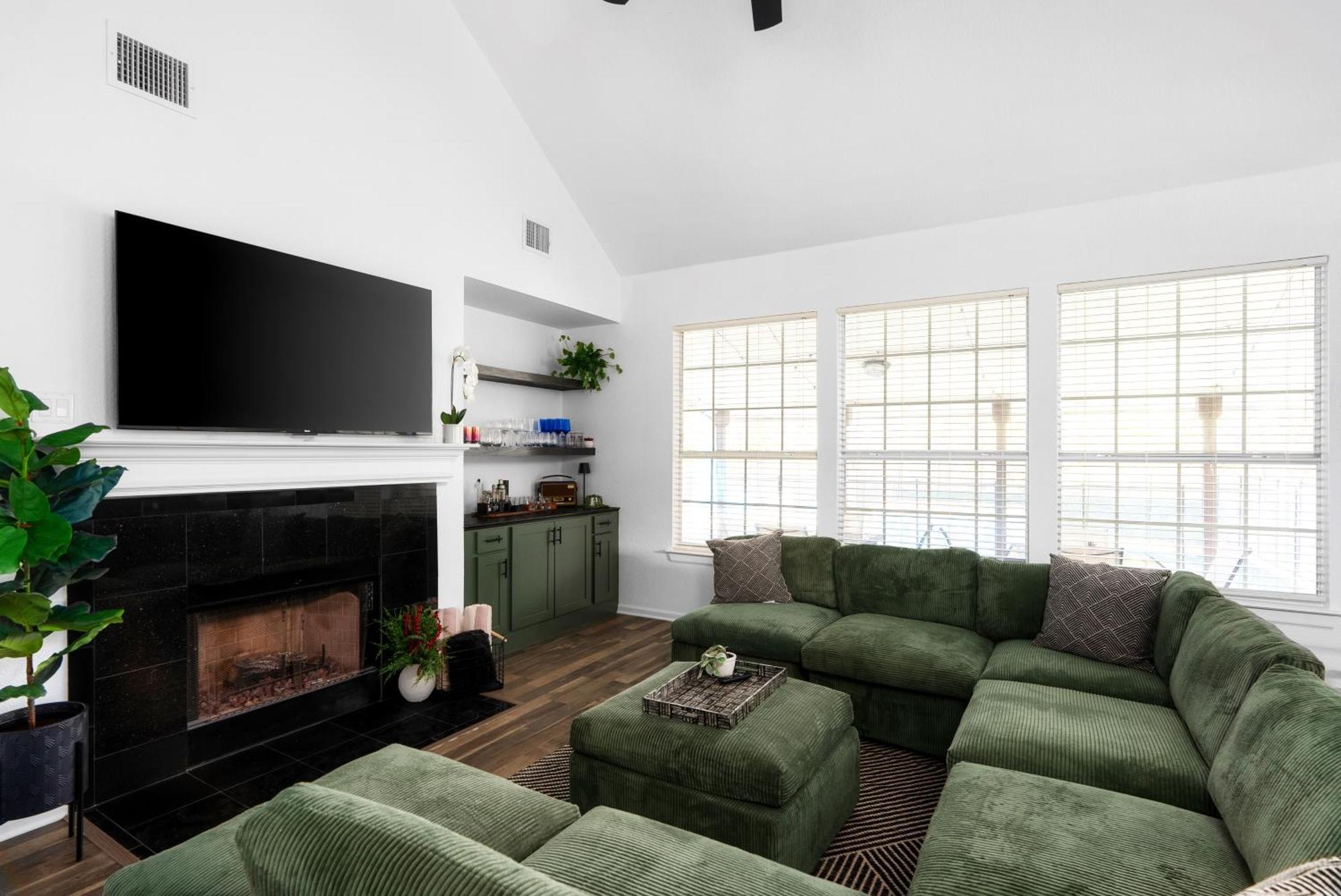 Stunning Family Home With Pool & Hot Tub - Sleeps 17 Pflugerville Bagian luar foto